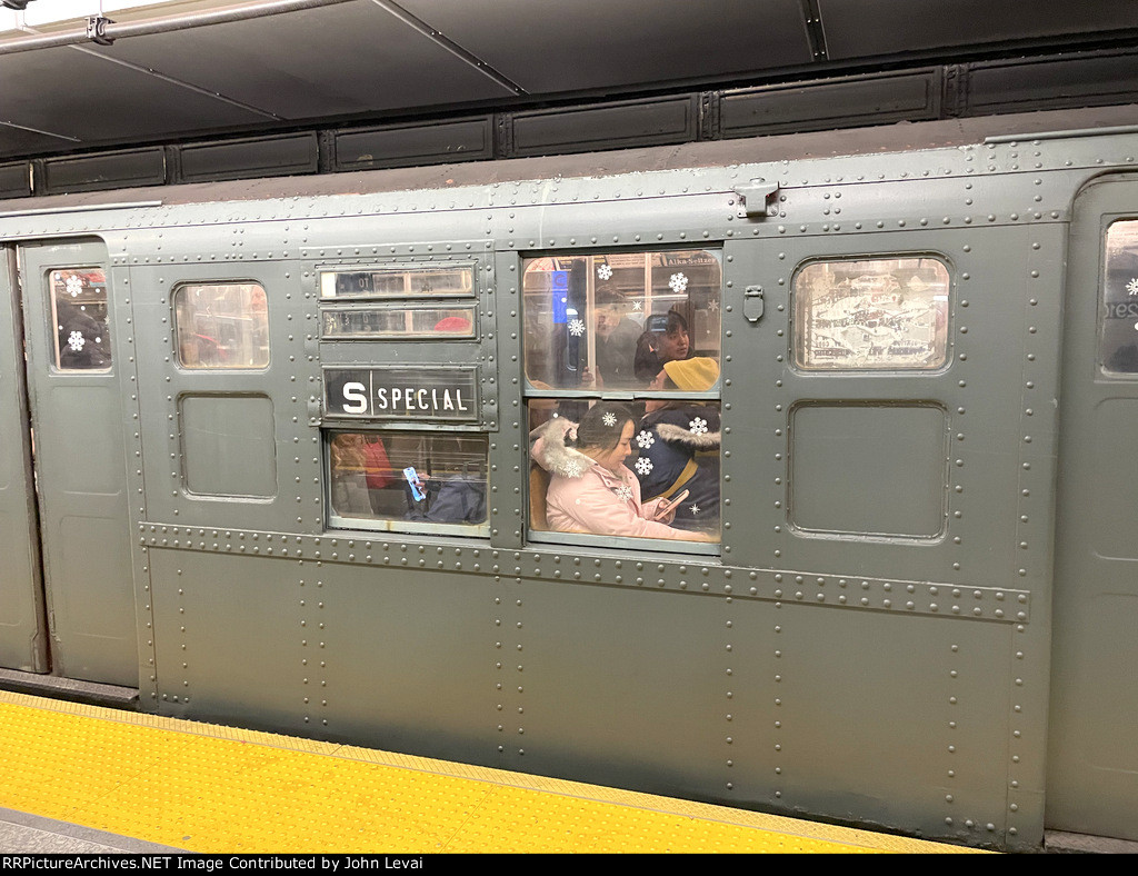 Gotta love the brown colors on the exterior of the Arnines-taken at 96th St Station